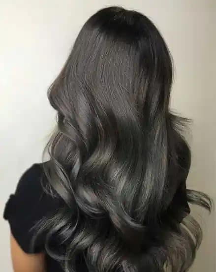 Küllü Siyah Saç Rengi: Modern ve Zamansız Güzelliğin Sofistike İfadesi