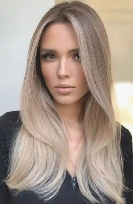 Kum Rengi Saç: Doğal ve Şık Tonlarla Cilt Rengine Uyumlu Saç Renkleri