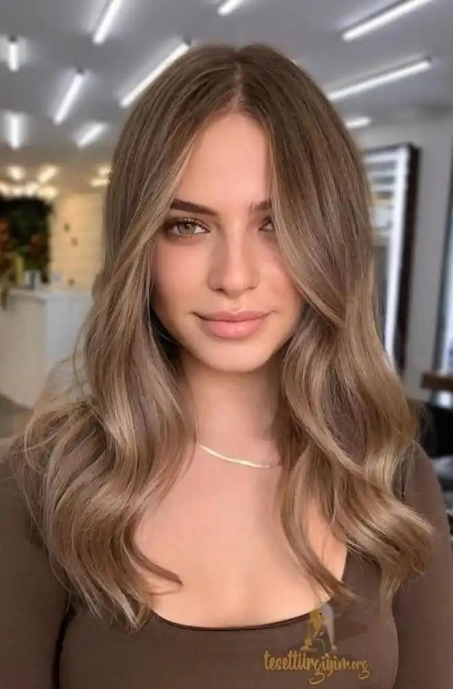 Kumral Bej Saç Rengi: Doğal Tonlarla Şıklık ve Kolay Bakımın Anahtarı