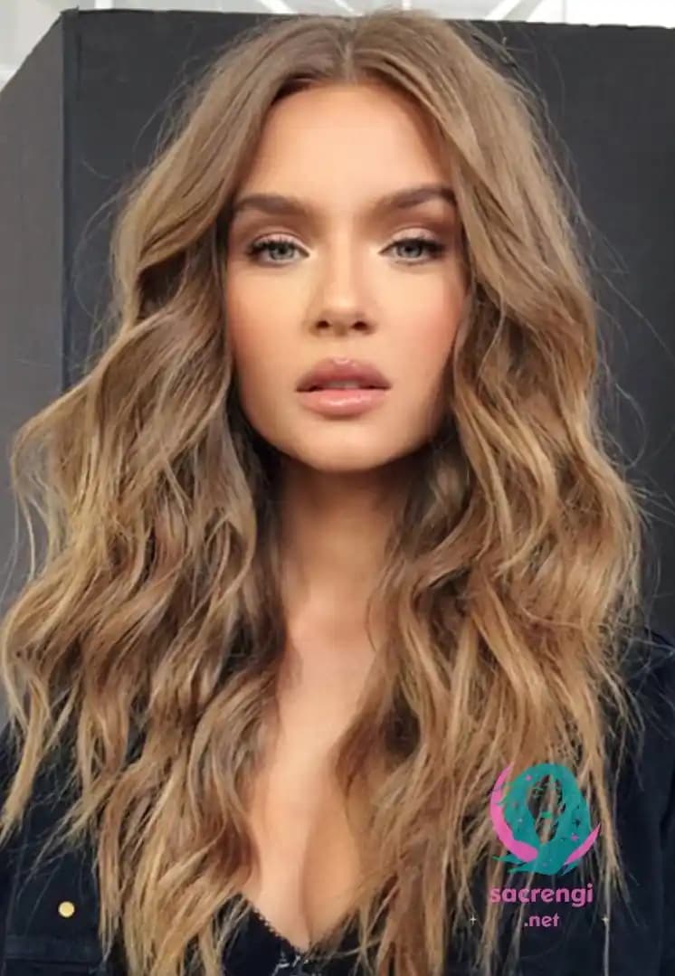 Kumral Işıltılı Saç Modelleri: Doğal Tonlar ve Parlaklık İçin Stil Önerileri