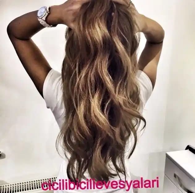 Kumral Işıltılı Saçlar: Doğal Güzellik ve Bakım İpuçlarıyla Parlak Görünüm