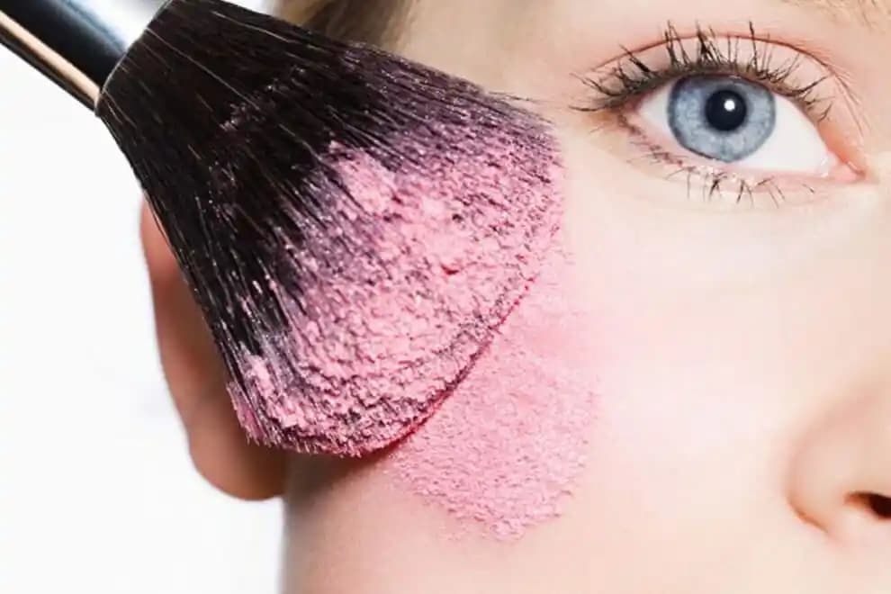 Likit Allık Nereye Sürülür? Doğru Uygulama Teknikleri ve İpuçlarıyla Makyaj Rehberi