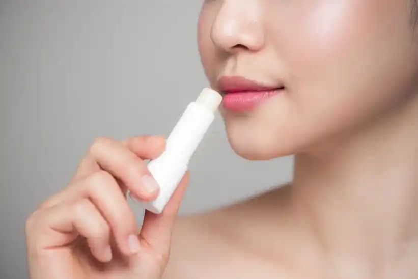 Lip Balm Nedir? Dudak Bakımında Nemlendirme ve Koruma Ürünlerinin Önemi