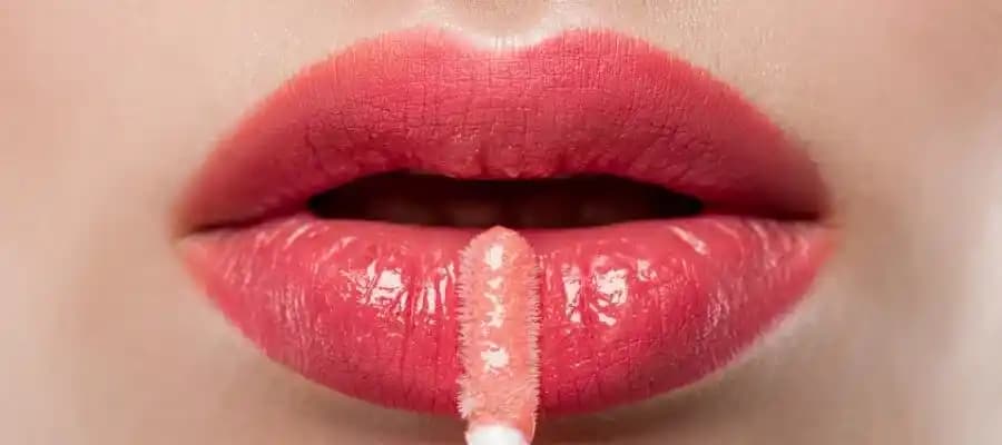 Lip Gloss Nedir? Dudaklarda Parlaklık ve Dolgunluk Sağlayan Makyaj Ürünü