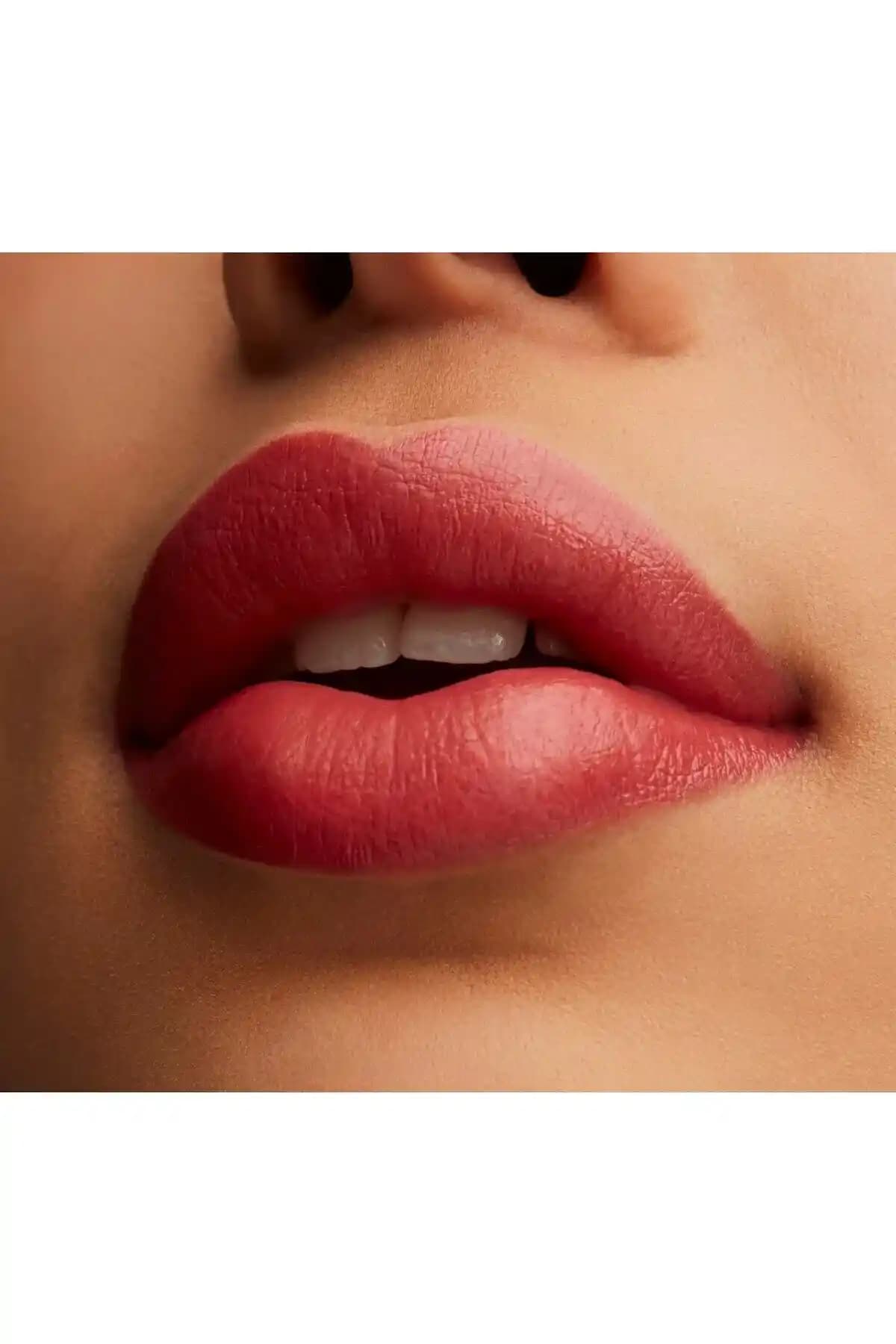 Lustreglass Sheer-Shine Ruj ile Doğal Işıltı ve Hafif Parlaklık Sağlayan Dudak Bakımı