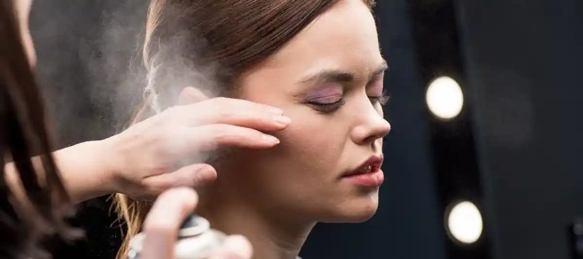 Makyaj Sabitleyici Nedir, Faydaları ve Doğru Kullanım Yöntemleri Nelerdir?