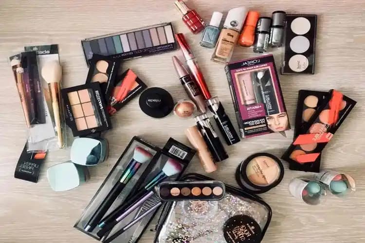 Makyaj Setinin İçeriği ve Seçim Rehberi: ParlakTen.com'dan Kapsamlı Bilgi