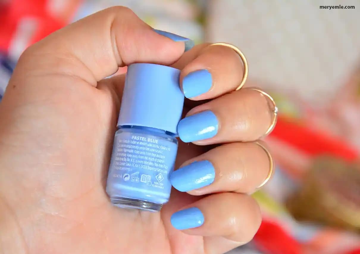 Mavi Oje: Canlı Tonları ve Doğru Uygulama ile Şık Tırnak Modası