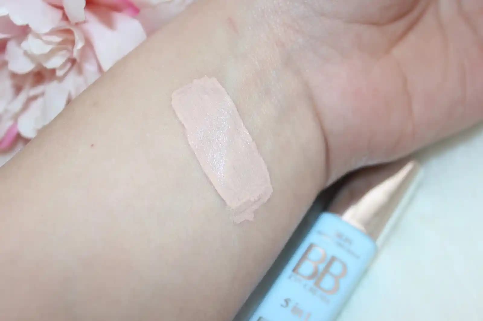 Medium ve Light Fondöten Tonları Arasındaki Farklar ve Doğru Seçim Yöntemleri