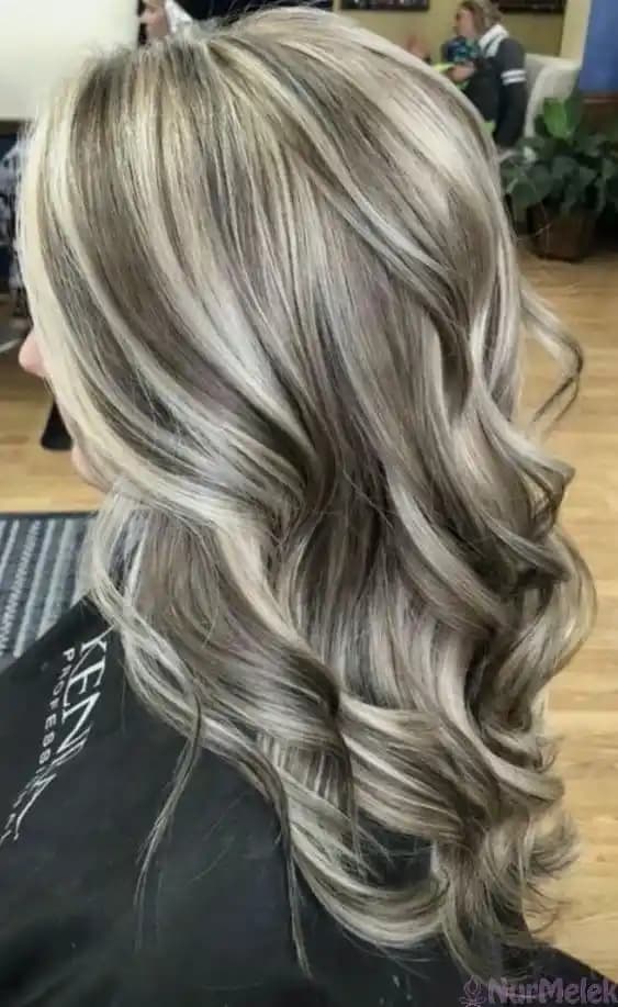 Platin Röfle: 2024'ün Işıltılı ve Modern Saç Rengi Trendi Hakkında Bilmeniz Gerekenler