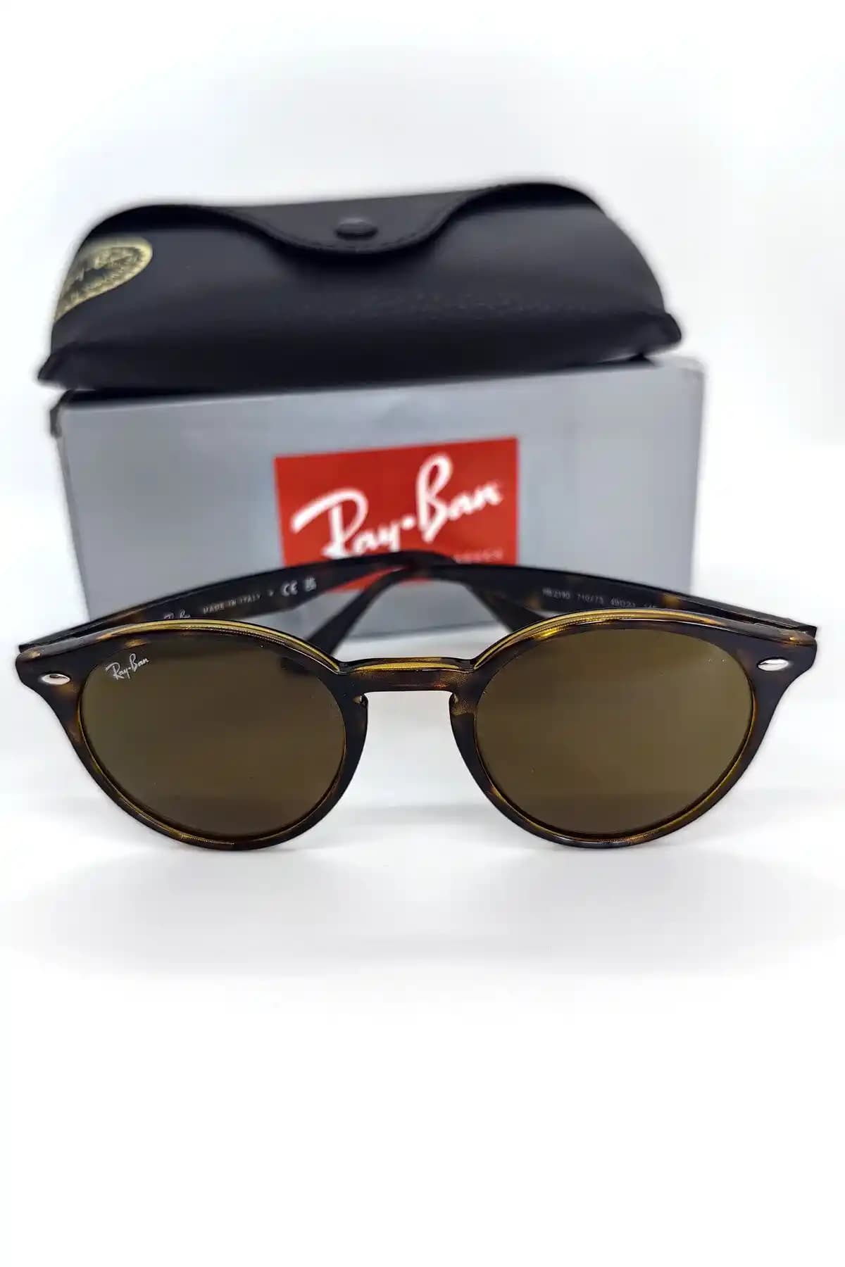 Ray-Ban Leopar Desenli Gözlükler: Şıklık ve Cesaretin Modern İfadesi