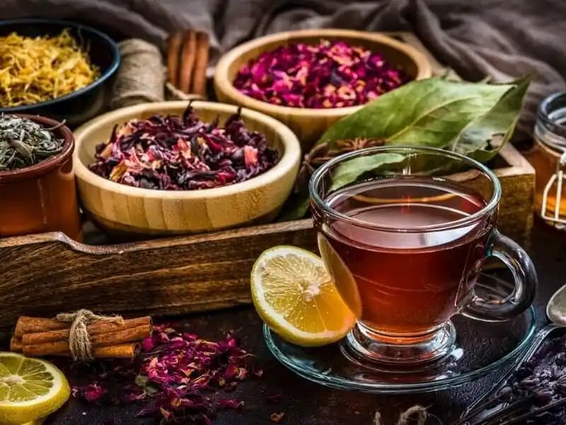 Regl Sancısına İyi Gelen Bitki Çayları ve Doğal Rahatlama Yöntemleri