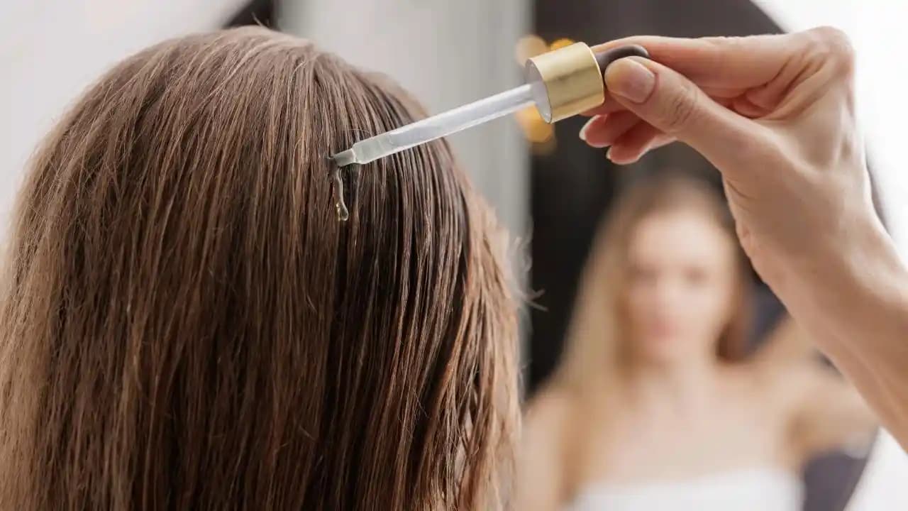 Saç Serumu Nasıl Uygulanır? Parlak ve Sağlıklı Saçlar İçin Doğru Uygulama Rehberi