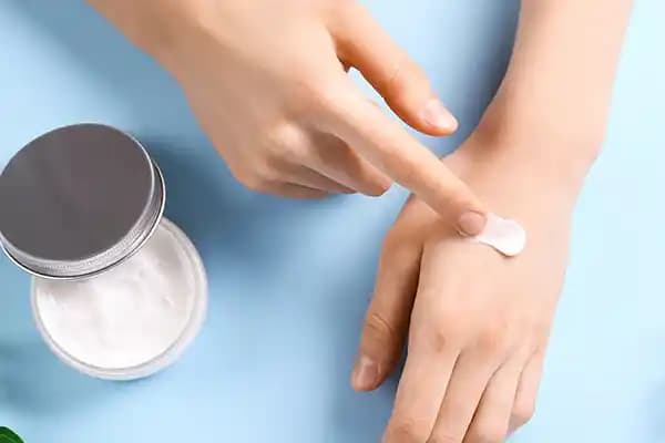 Saça El Kremi Sürmenin Etkileri ve Saç Bakımında Doğru Ürün Seçimi