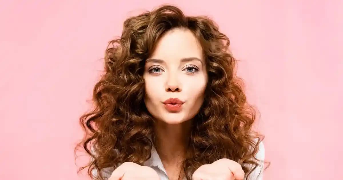 Saçı Kıvırcık Yapma Teknikleri ve Bakımı: Doğal Yöntemlerle Sağlıklı Kıvırcıklar