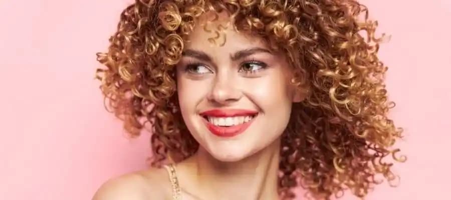 Saçı Kıvırcık Yapmak İçin Doğal ve Isı Bazlı Etkili Yöntemler ve Bakım İpuçları