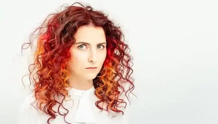 Saçın Turunculuğunu Gidermek İçin En Etkili Renkler ve Renk Düzeltme Yöntemleri