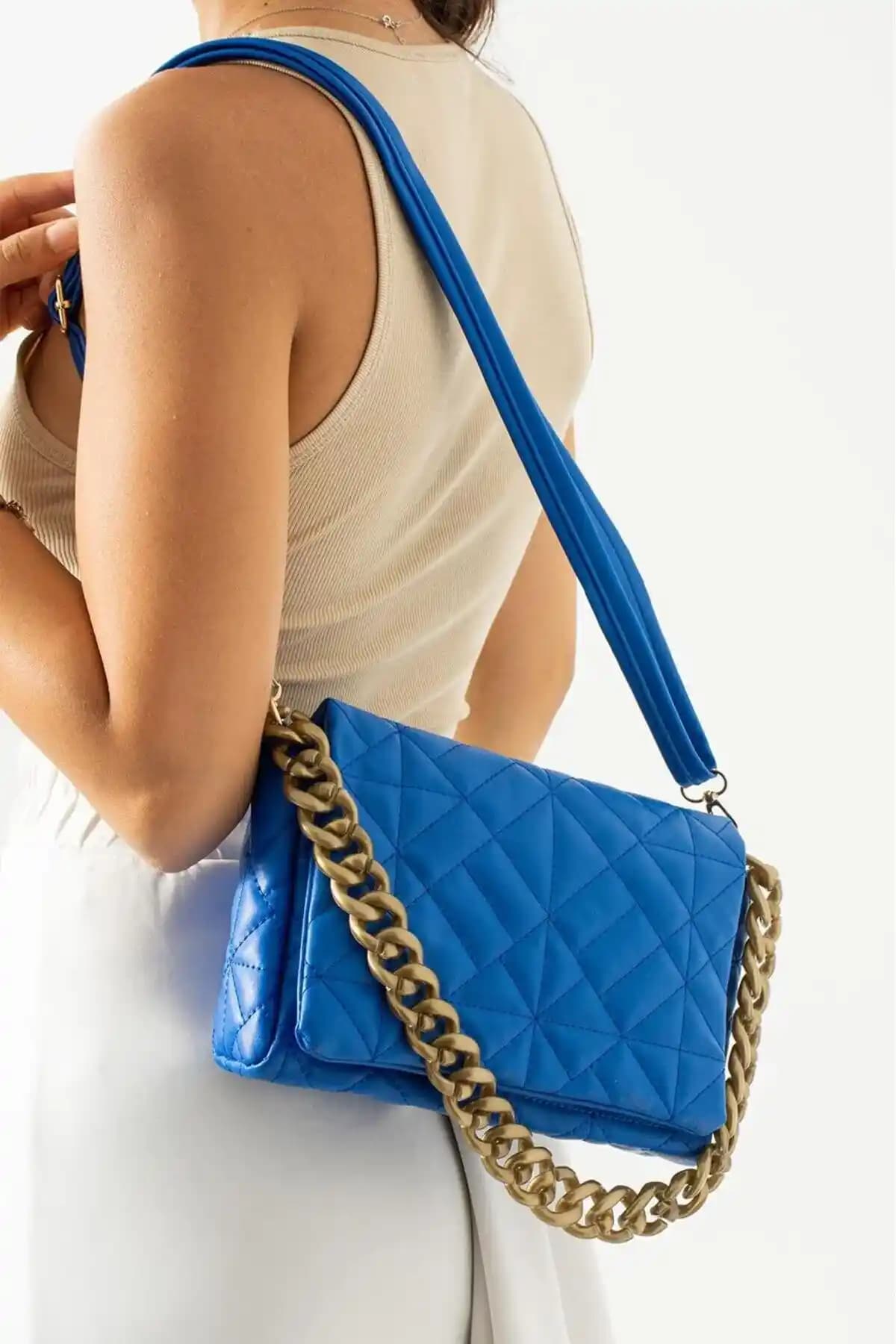 Saks Mavi Çanta: Şıklık ve İşlevselliği Bir Arada Sunan Moda Aksesuarı