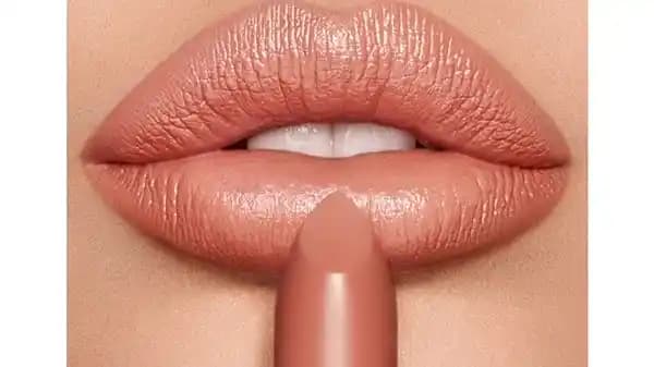 Şeftali Renk Ruj: Cilt Tonlarına Uygun Doğal ve Canlı Makyaj Seçenekleri