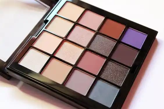 Şeftali Tonlarında Far: Doğal ve Sıcak Göz Makyajı için En İyi Seçenekler