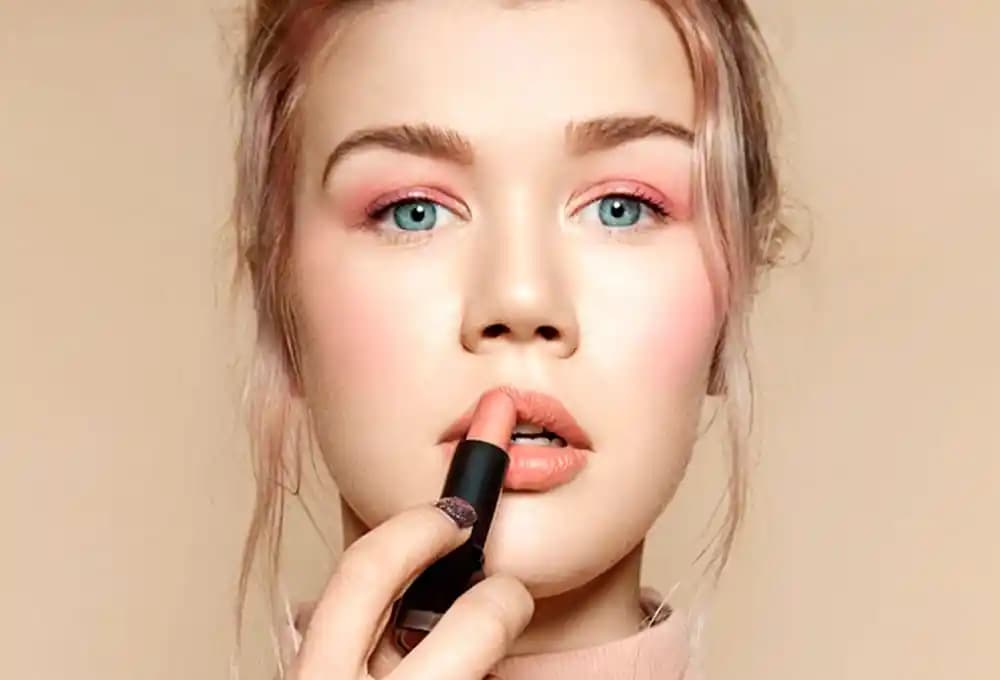 Şeftali Tonu Ruj: Doğal ve Canlı Görünüm İçin Mükemmel Renk Seçimi