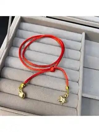 Semiramis Pekkan'ın Kırmızı Bilekliği: Güzellik ve Anlamın Estetik Buluşması