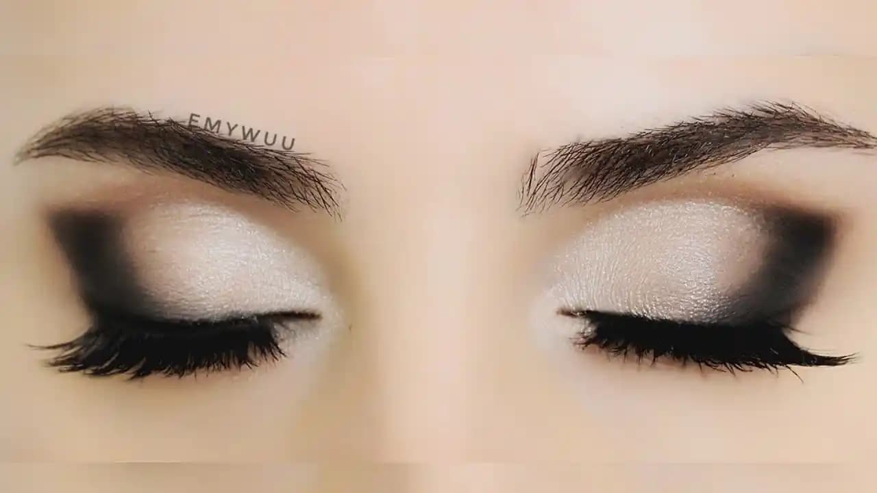 Siyah Elbiseye Uygun Göz Makyajı Teknikleri ve Renk Seçenekleri ile Şıklık