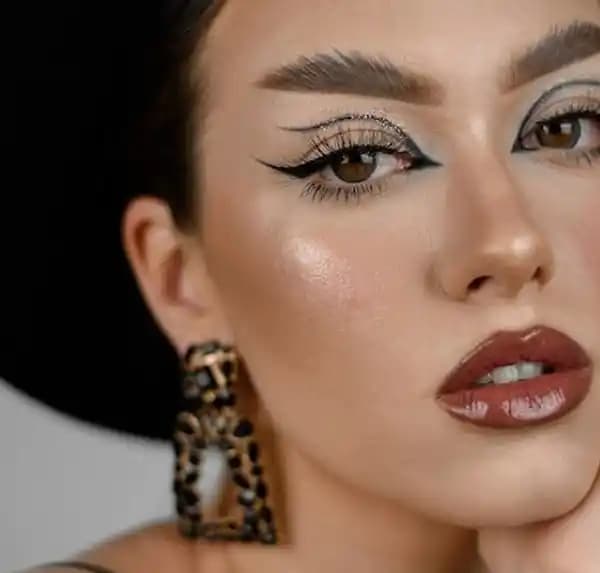 Siyah Elbiseye Uygun Makyaj Renkleri ve Stil Önerileriyle Şıklık Rehberi