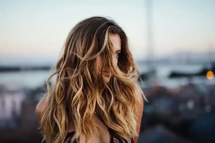 Sombre Saç Rengi: Yıkandıkça Açılır mı ve Doğal Geçişlerin Sırrı