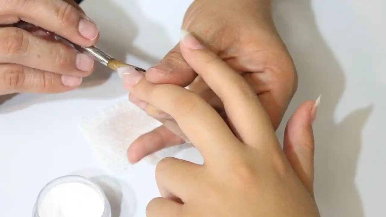 Tırnak Yapıştırıcısı Tırnaktan Nasıl Güvenli ve Etkili Çıkarılır: Yöntemler ve Bakım