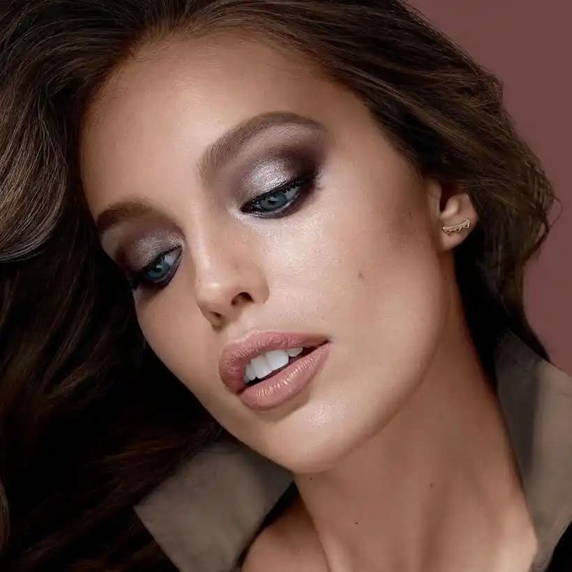 Toprak Rengi Makyaj: Doğallık ve Şıklığı Ön Plana Çıkaran Zamansız Stil Önerileri