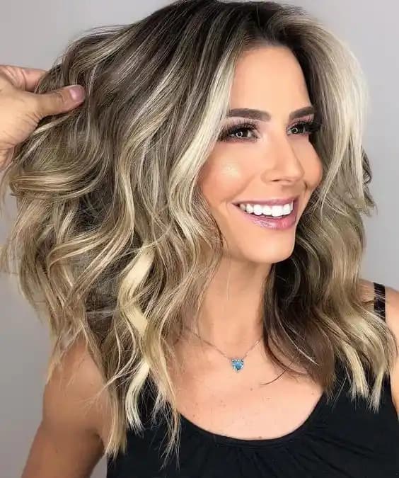 Uzun Yüzlü Kadınlar İçin Saç Modelleri: Yüz Oranlarını Dengeleyen Stil Önerileri