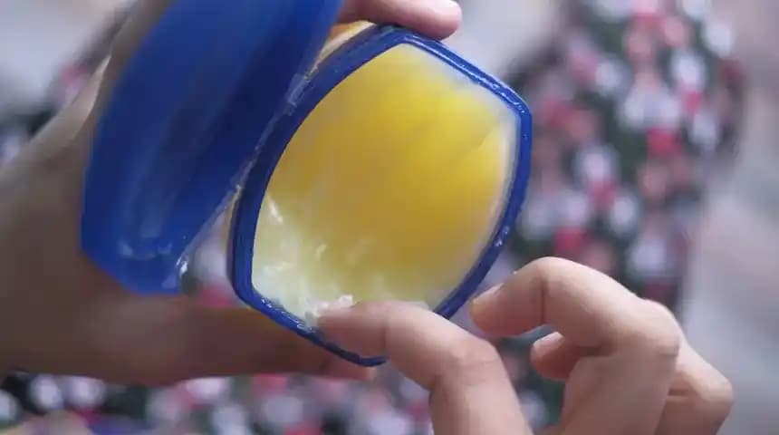 Vazelin Kas Ağrısına İyi Gelir Mi? Etkileri ve Kullanım Yöntemleri Hakkında Bilgi