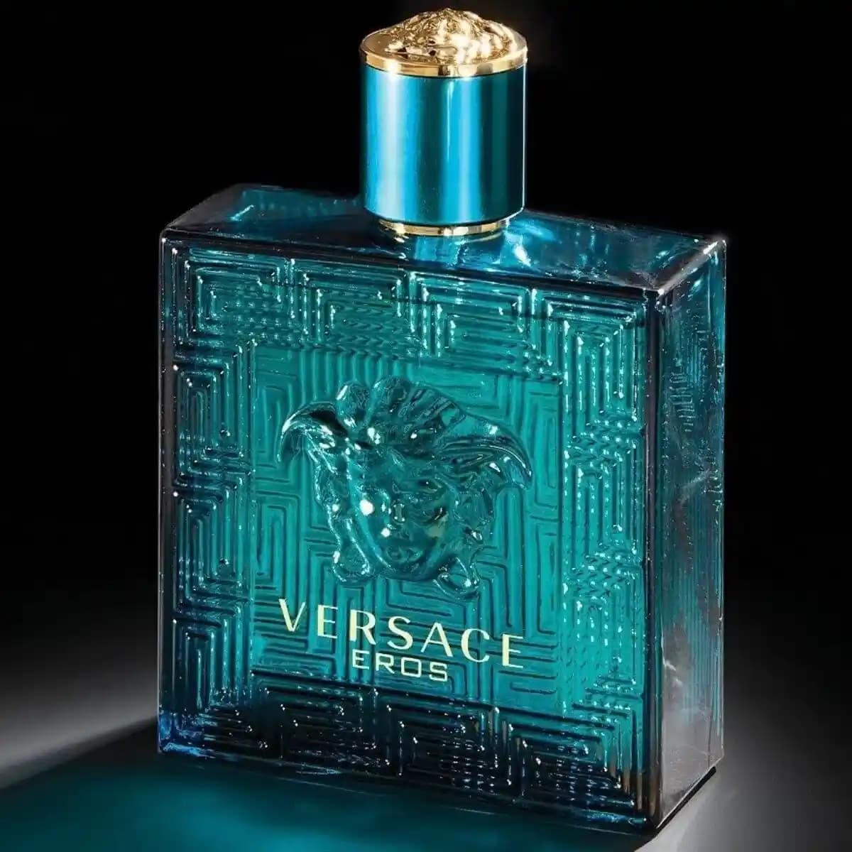Versace Eros Kalıcılığı: Erkek Parfümünde Uzun Süreli Etkili Koku Deneyimi