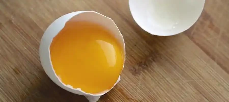 Yumurta Akı Maskesi: Cilt Sıkılaştırma, Gözenek Küçültme ve Yağ Dengeleme Yöntemi