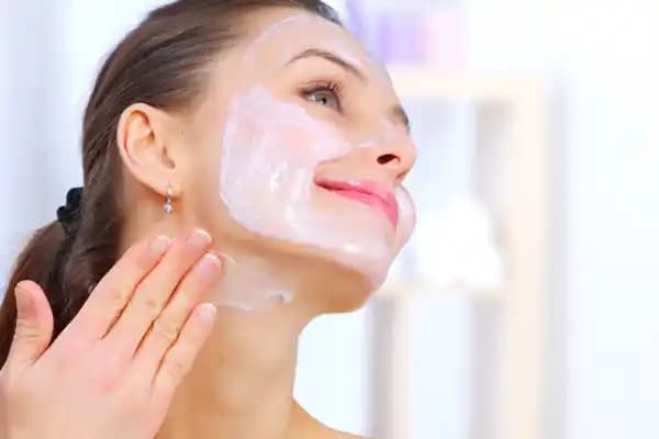 Yüz Bakım Önerileri: Sağlıklı ve Parlak Cilt İçin Doğru Bakım Rutinleri ve İpuçları