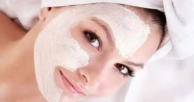 Yüzdeki Gözenekleri Kapatma Yöntemleri: Etkili Cilt Bakımı ve Doğru Ürün Seçimi