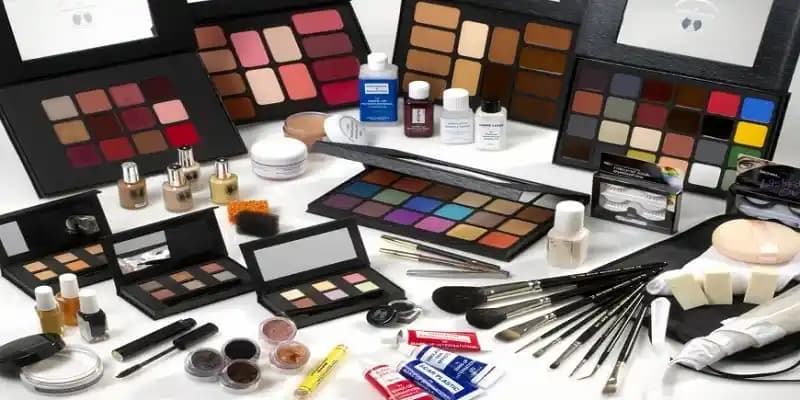 Yüze Sürülen Makyaj Malzemeleri: İsimler, Kullanım Alanları ve Uygulama İpuçları