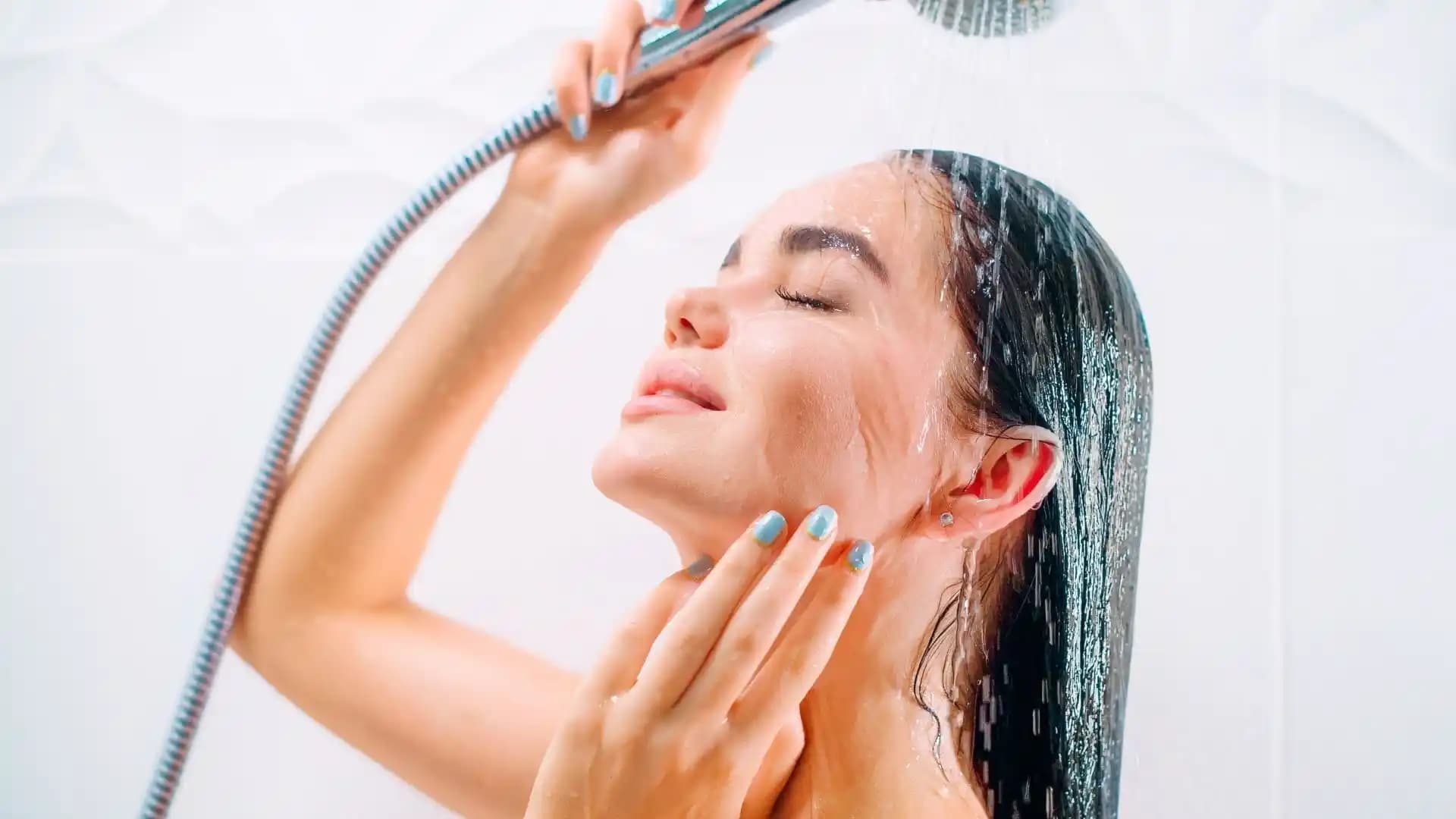 Ameliyat Sonrası Duş Alınamayan Günlerde Etkili Yağlı Saç Bakımı Yöntemleri