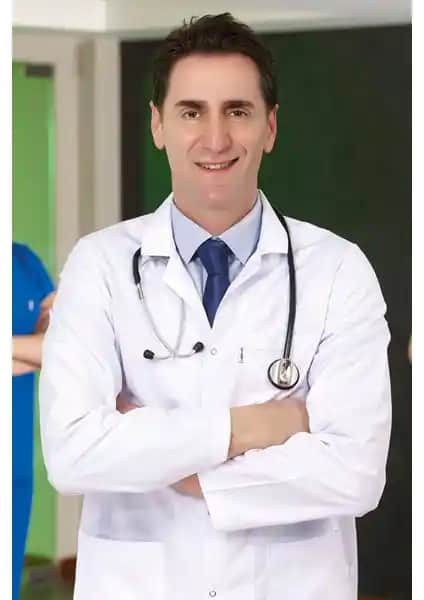 Çizgi Medikal ve Safa Forma Erkek Doktor Önlüğü Karşılaştırması