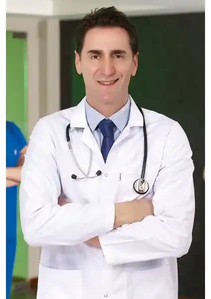 Çizgi Medikal ve Safa Forma Erkek Doktor Önlüğü Karşılaştırması