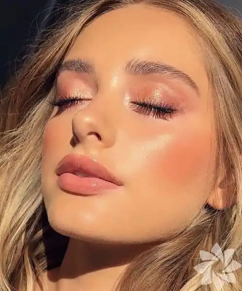 Fotojenik Makyaj Teknikleri: Doğal Görünen ve Fotoğraflarda Etkileyici Makyaj Uygulamaları