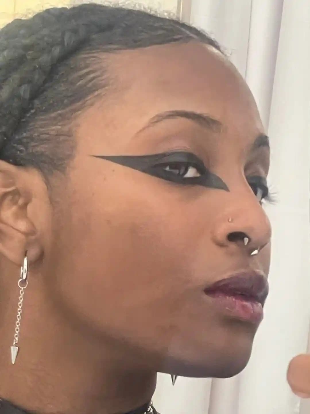 Günlük Makyajda Dramatik Eyeliner ve Ruj Kullanımının İncelikleri ve Teknikleri