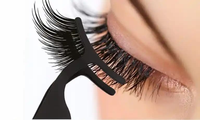 Kirpik Uygulamasında Köklerin Kalkmasını Önlemek İçin Etkili Teknikler ve İpuçları