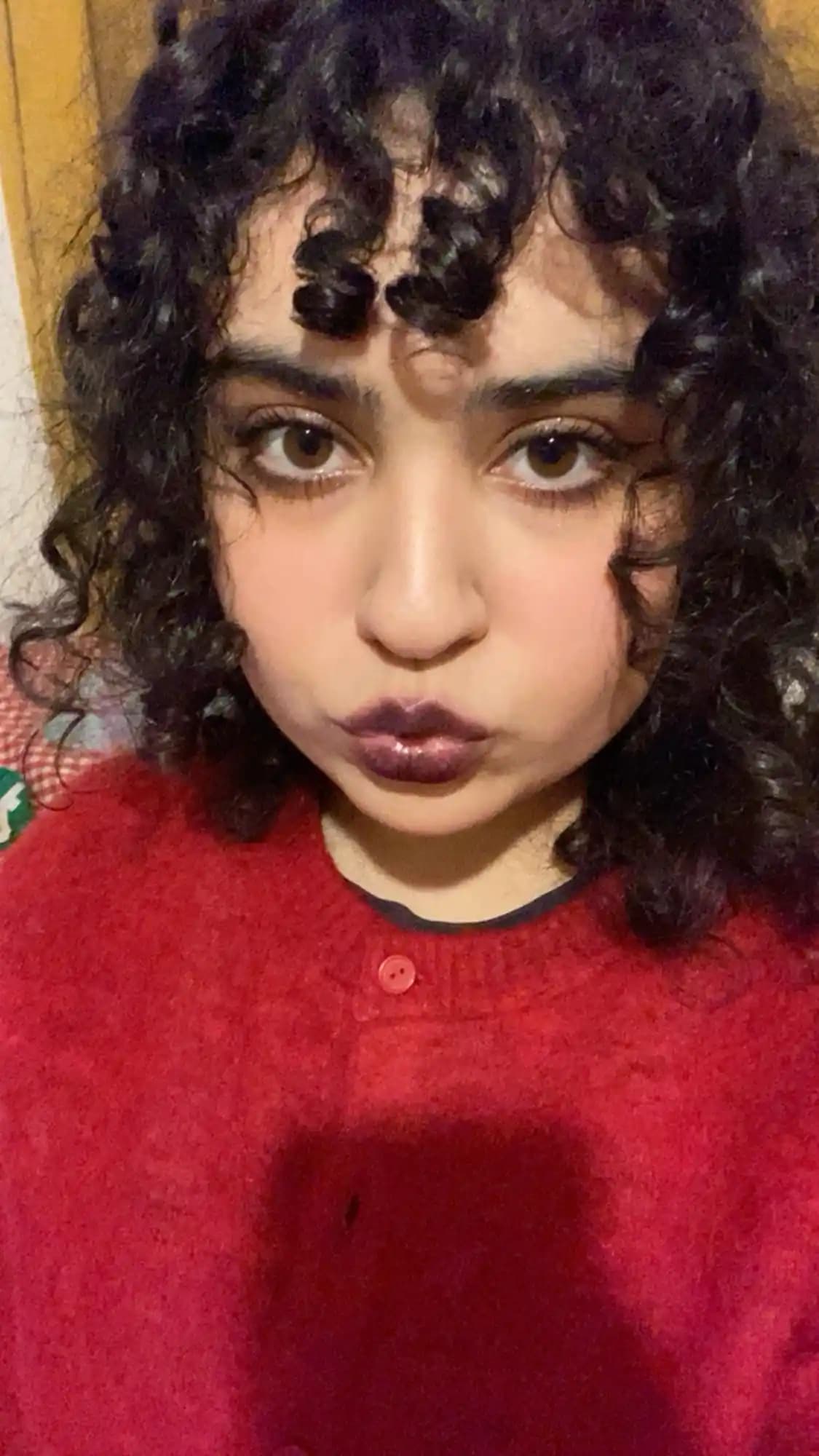 Koyu Saç ve Kaş Renklerinin Korunması: Doğallık ve Estetik Denge Üzerine