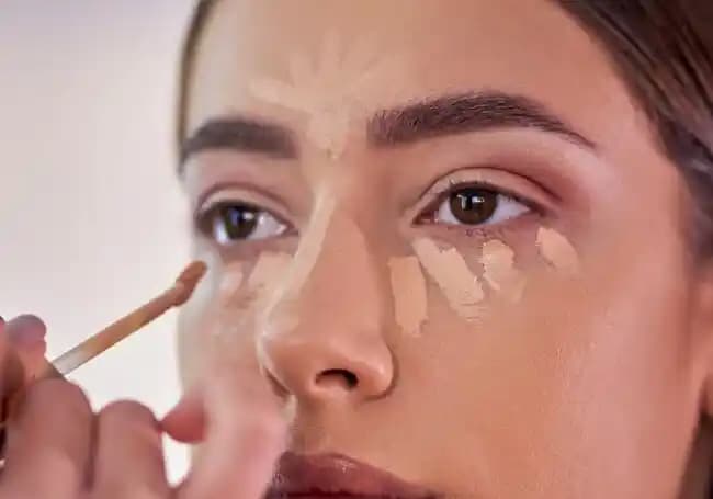 Makyajda Göz ve Yüz Makyajı Sıralaması: Doğru Yöntem ve Uygulama İpuçları