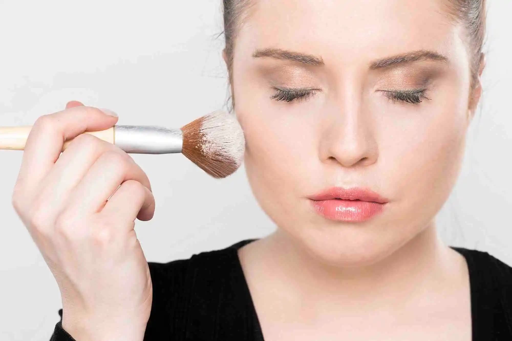 Makyajı Sevip Her Gün Çıkarmak Zorunda Kalmaktan Kurtulmanın Pratik Yolları ve Alternatifleri