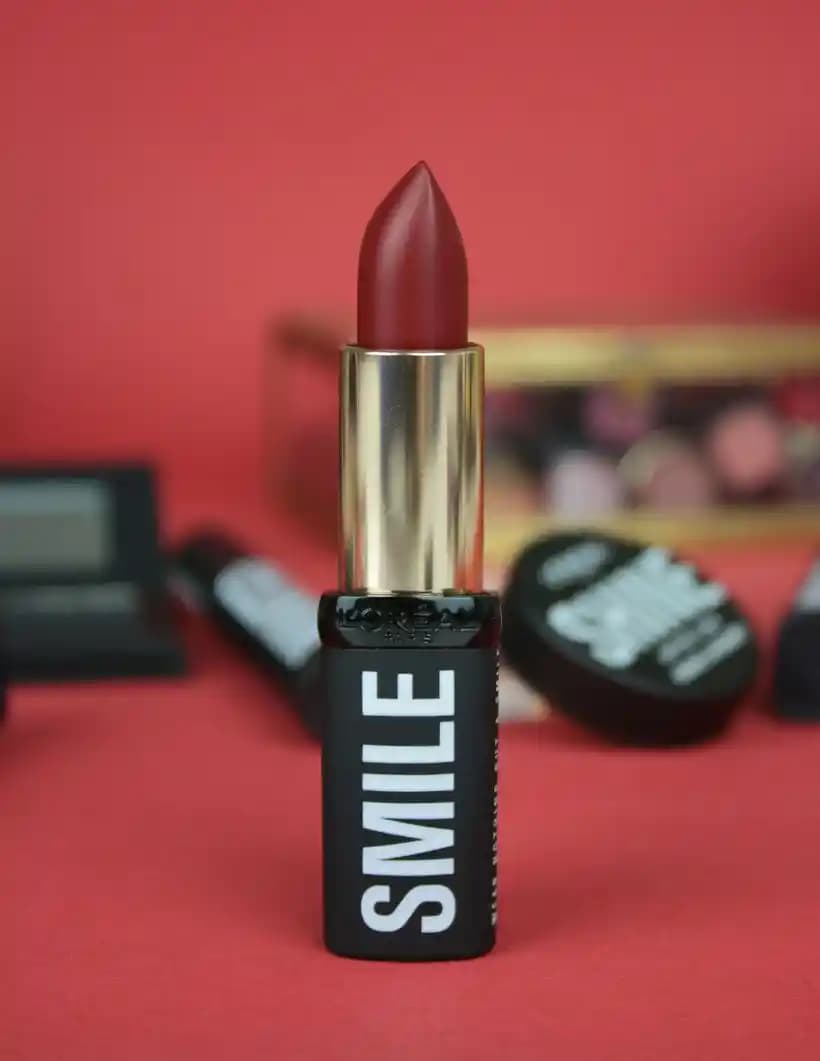 Mor Tonlarına Kaçmayan Koyu Kırmızı Ruj Seçenekleri ve Cilt Alt Tonuna Uygun Renkler