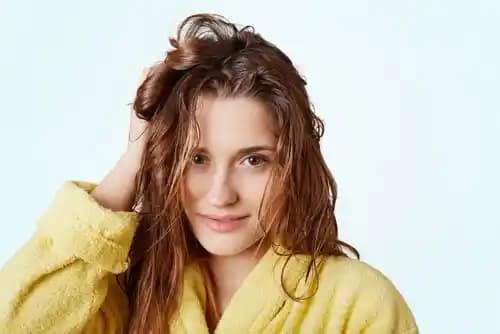 Saç Bakımı İçin Uzman Tavsiyeleri: Saç Tipi, Ürün Seçimi ve Bakım Rejimleri