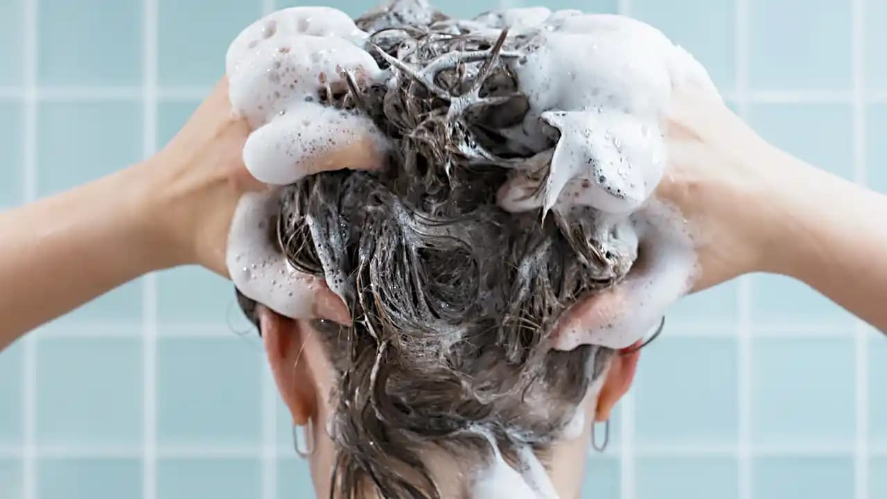 Saç Yıkamada Çift Şampuanlama: Gereklilik, Etkiler ve Doğru Uygulama Yöntemleri